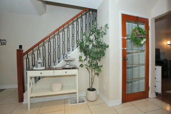 60 Hanson RD #117, Mississauga, ON L5B 2P6