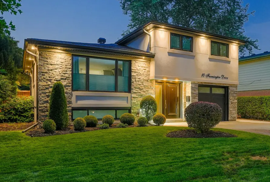 10 Farmington DR, Brampton, ON L6W 2V2