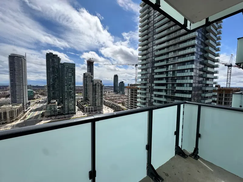 430 Square One DR #2205, Mississauga, ON L5B 0R7