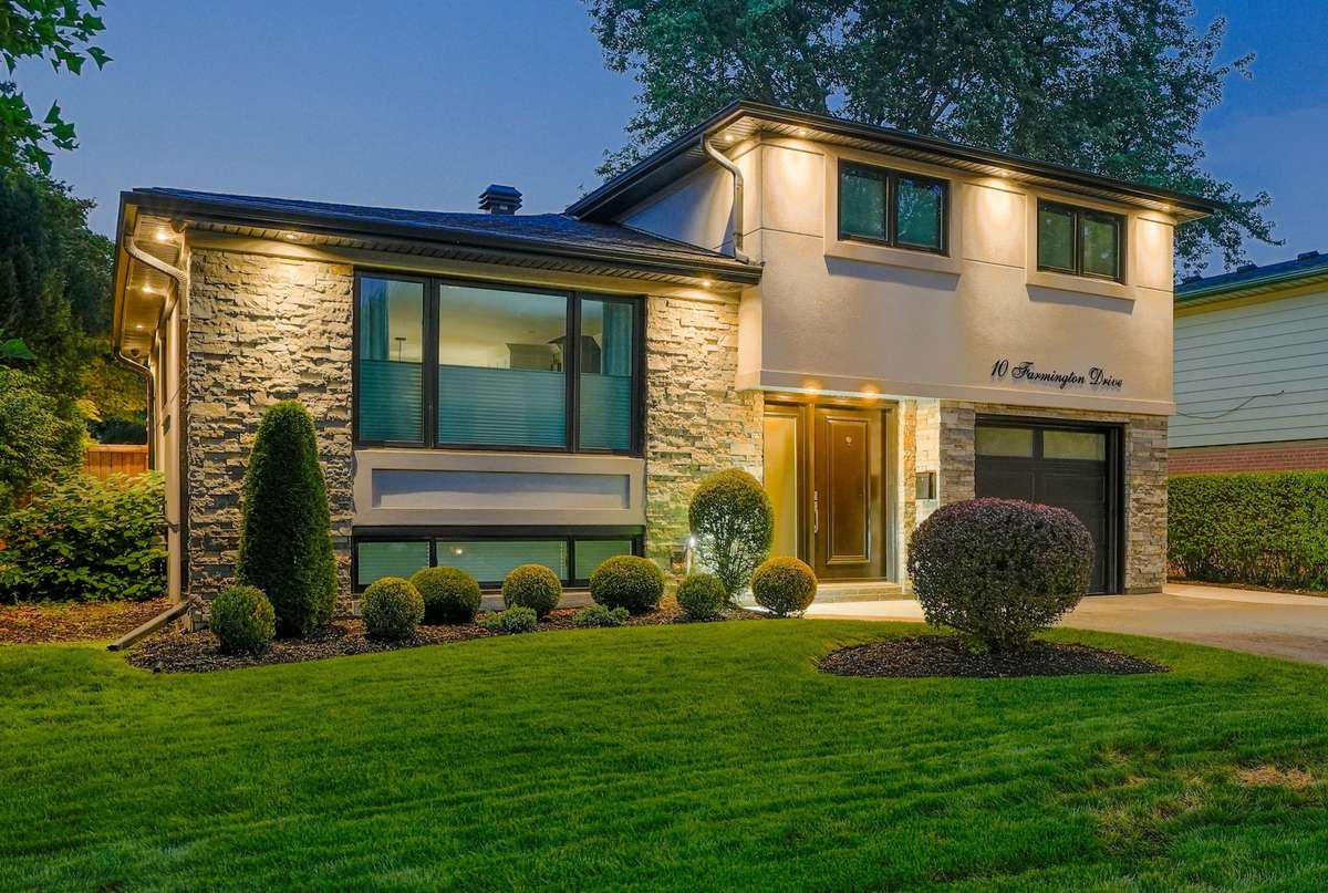 10 Farmington DR, Brampton, ON L6W 2V2