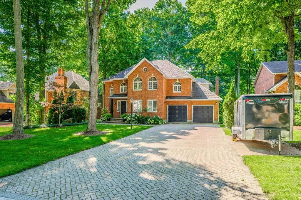 219 Corrie CRES, Waterloo, ON N2L 5W3