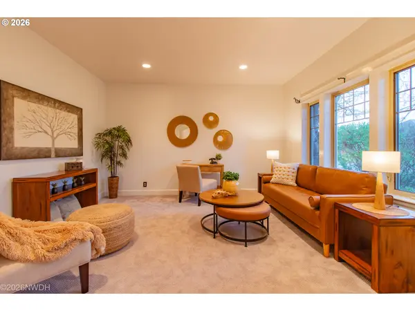 2225 AVENGALE DR, Eugene, OR 97408