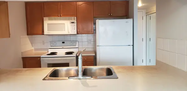 18 Mondeo DR #835, Toronto E04, ON M1P 5C8