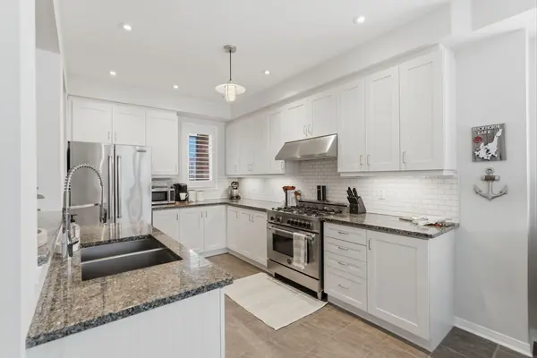 320 Lakebreeze DR N, Clarington, ON L1B 0A1