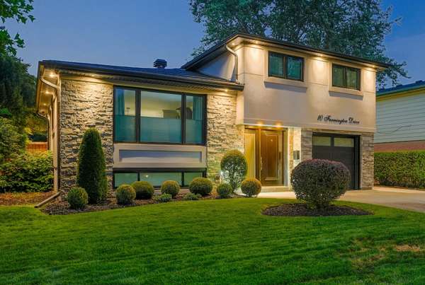 10 Farmington DR, Brampton, ON L6W 2V2