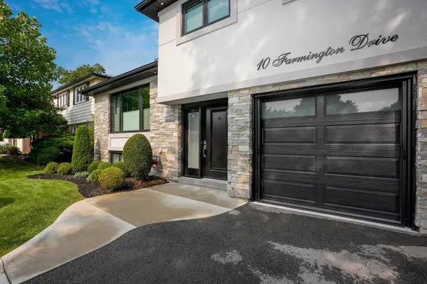 10 Farmington DR, Brampton, ON L6W 2V2