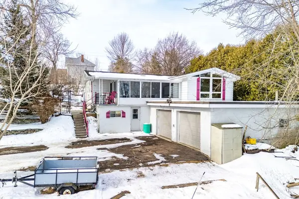 2 Cowley ST, Whitewater Region, ON K0J 1K0