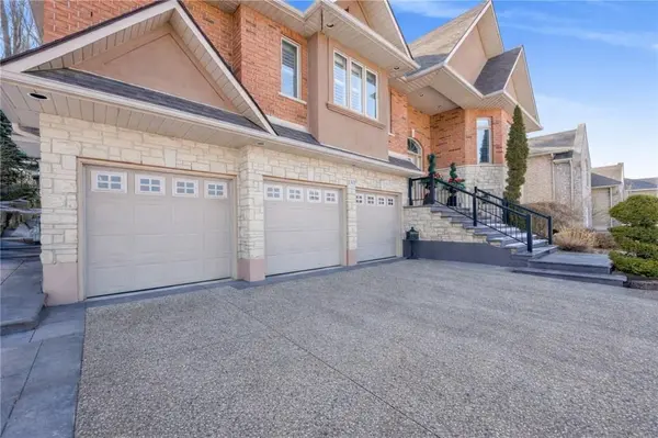 130 Dorchester DR, Grimsby, ON L3M 1A8