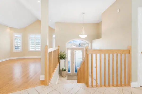 130 Dorchester DR, Grimsby, ON L3M 1A8