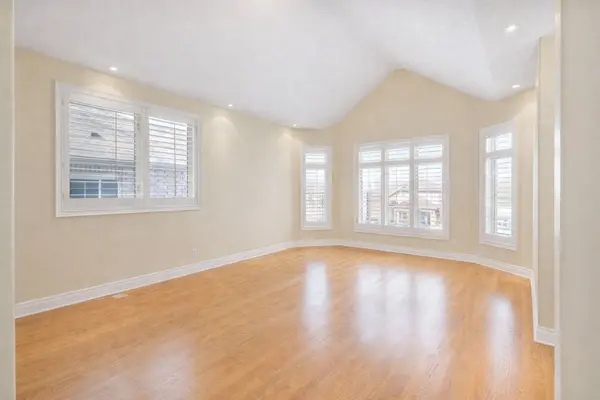 130 Dorchester DR, Grimsby, ON L3M 1A8