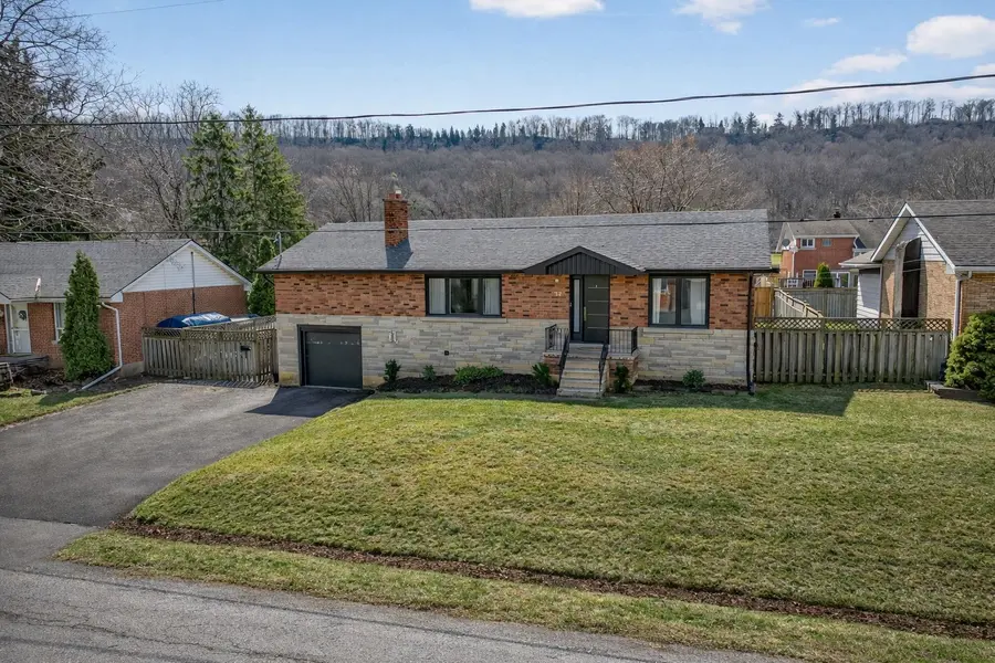 22 Hazelwood AVE, Grimsby, ON L3M 1K1