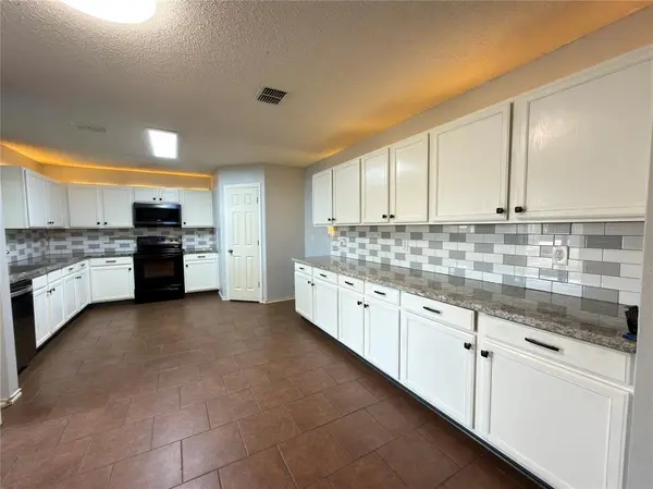 2032 Cap Rock Lane, Grand Prairie, TX 75052