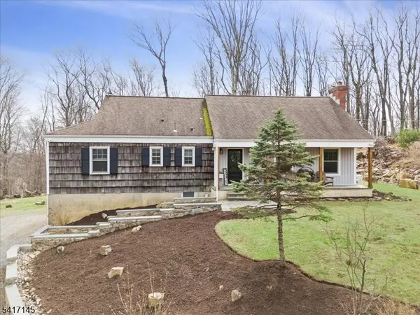 13 Forest View Dr, Washington Twp., NJ 07853