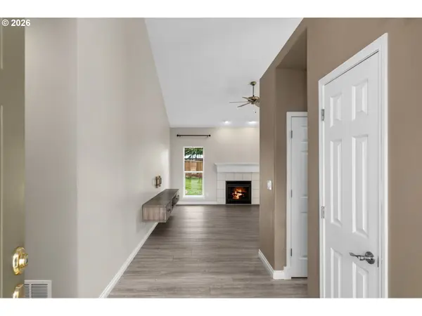 703 E STONECREEK DR, La Center, WA 98629