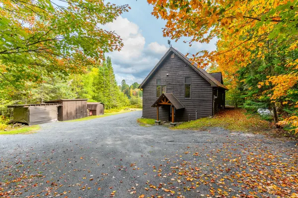 1109 Canopy LN, Algonquin Highlands, ON K0M 1J1