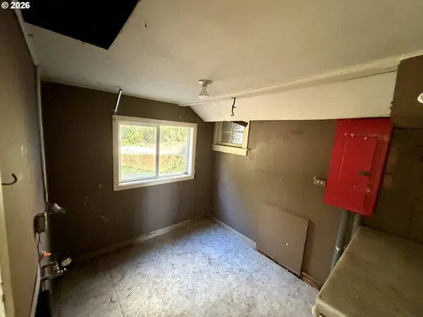 2435 N 10th ST, Coos Bay, OR 97420