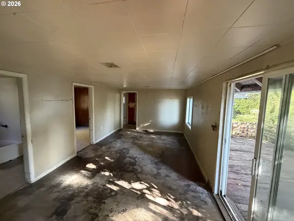 2435 N 10th ST, Coos Bay, OR 97420