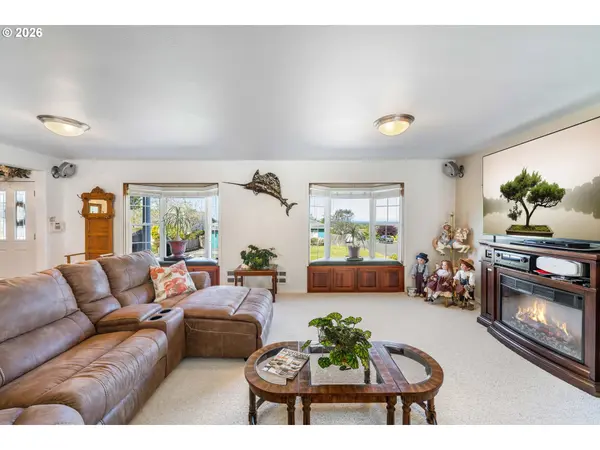 805 LISA PL, Coos Bay, OR 97420