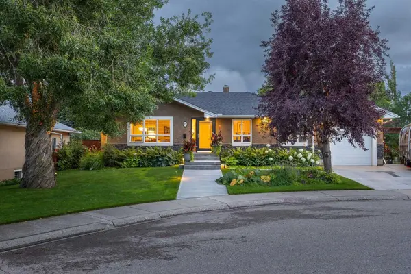 15 Wilshire PL SW, Calgary, AB T3C 3B9