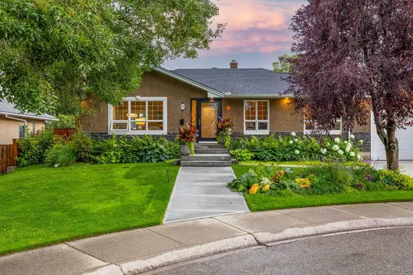 15 Wilshire PL SW, Calgary, AB T3C 3B9