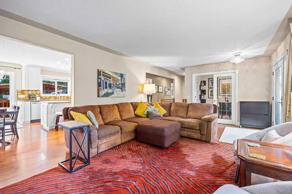 15 Wilshire PL SW, Calgary, AB T3C 3B9