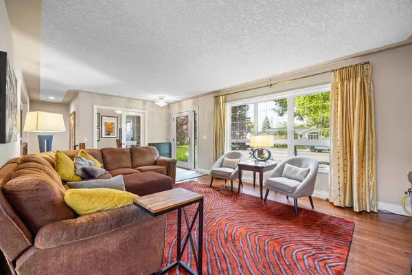 15 Wilshire PL SW, Calgary, AB T3C 3B9