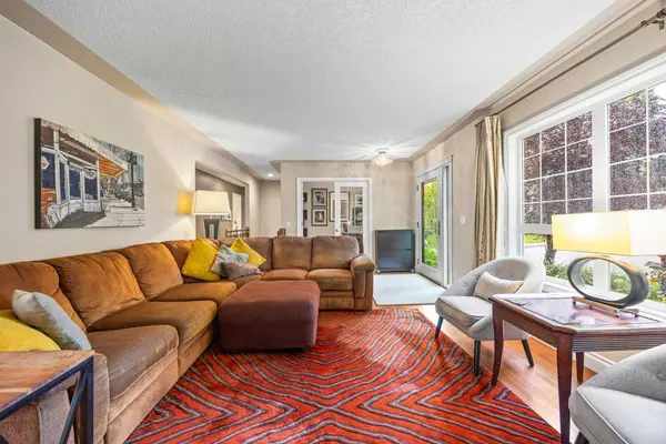 15 Wilshire PL SW, Calgary, AB T3C 3B9