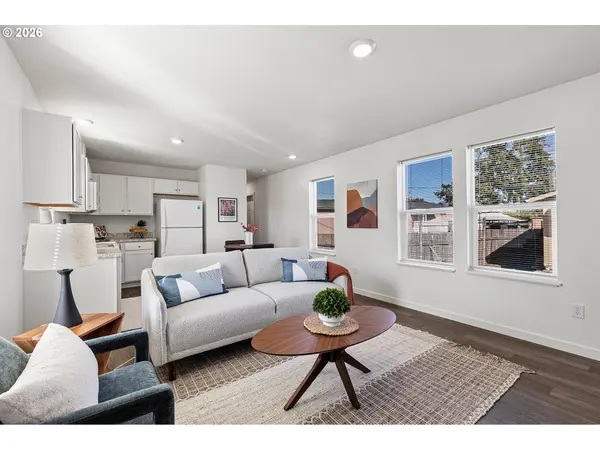 1085 W 1ST AVE #J, Junction City, OR 97448