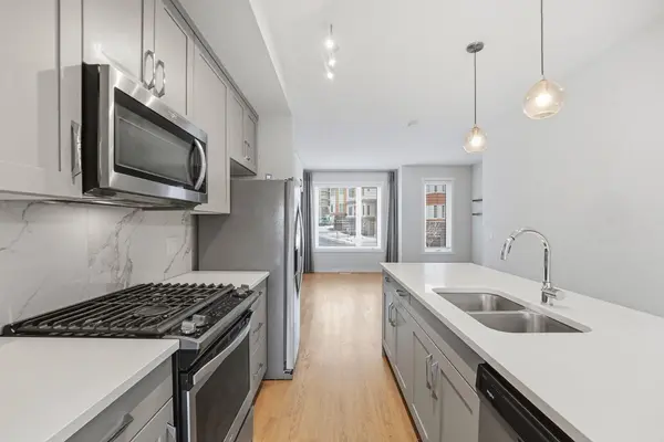 84 Shawnee Common SW, Calgary, AB T2Y 0P9