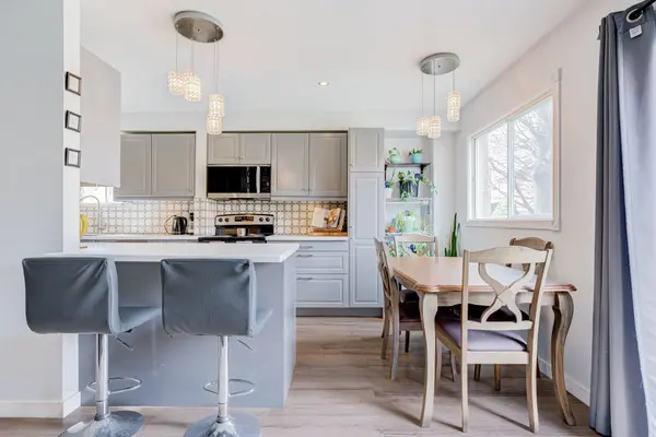 6 Hendley DR, Ajax, ON L1T 2C6