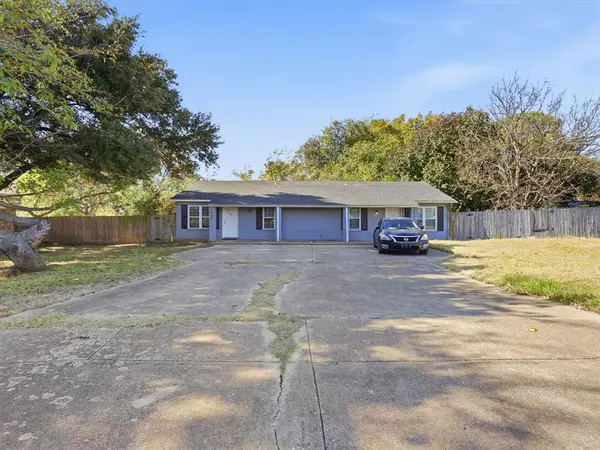 2040 Oakwood Court, Arlington, TX 76012