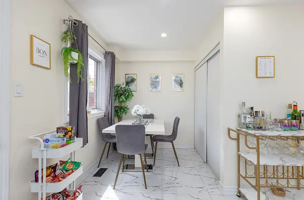 839 Modlin RD #UPPER, Pickering, ON L1W 1V6