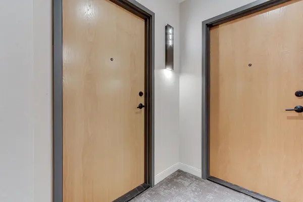 8 Beverley GLN #413, Vaughan, ON L4J 0L5