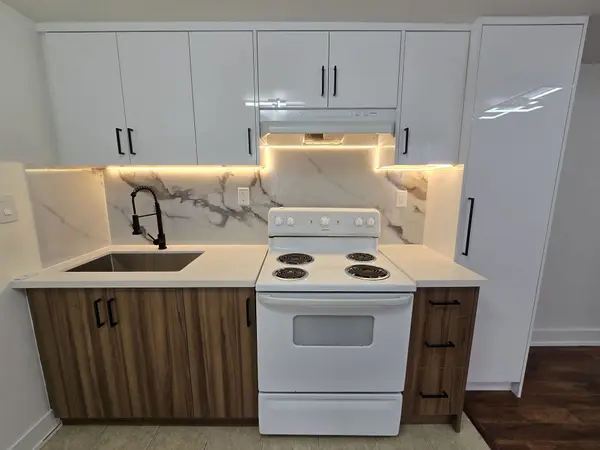 2886 Lake Shore BLVD W #1, Toronto W06, ON M8V 1J1