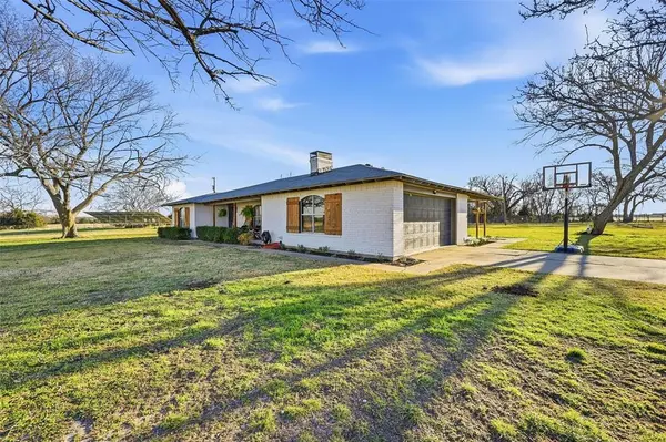 3781 Fm 151, Whitewright, TX 75491