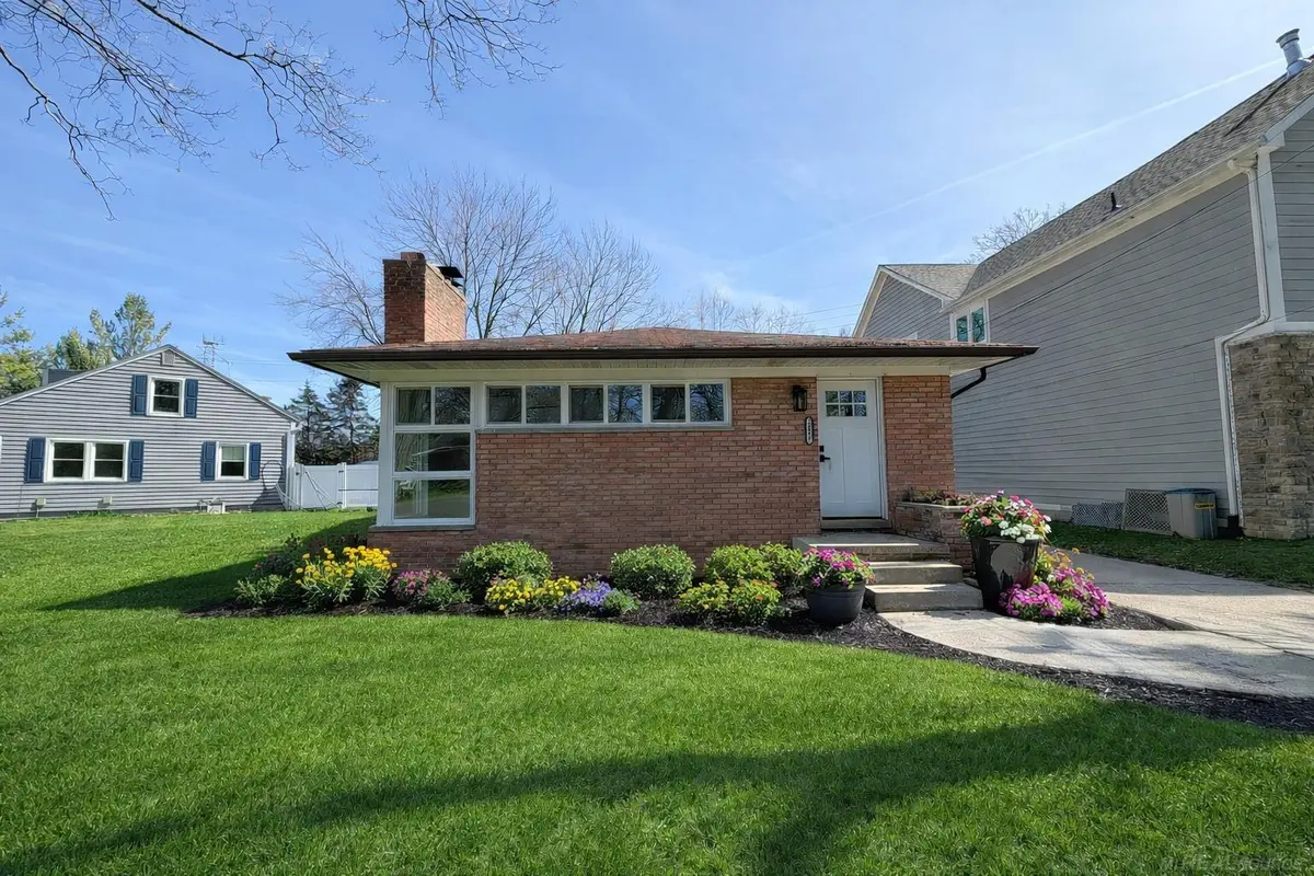 2051 Avondale ST, Sylvan Lake, MI 48320