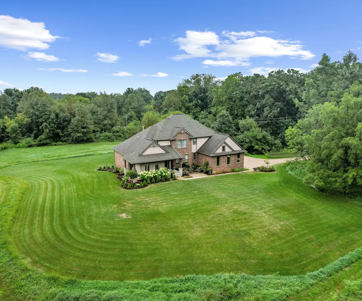 575 E Maple RD, Milford Charter Twp, MI 48381