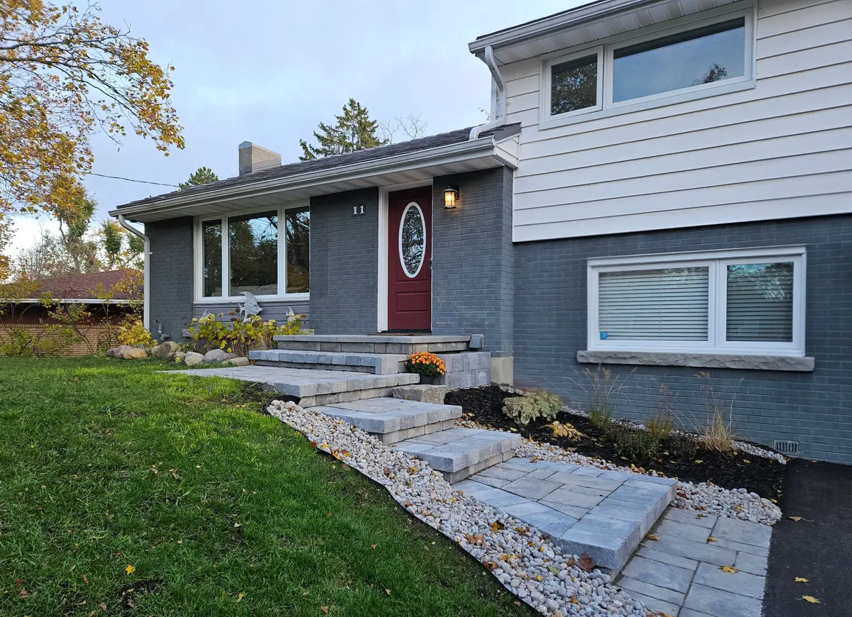 11 Castle DR, Barrie, ON L4N 1P7