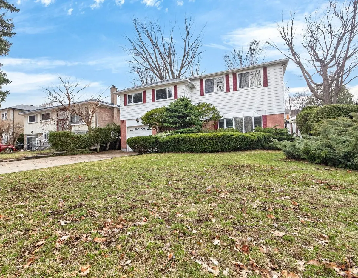 3626 Fieldgate DR, Mississauga, ON L4X 2J7