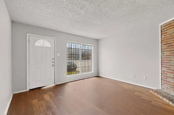 9467 Olde Towne Row, Dallas, TX 75227