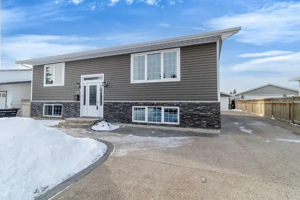 37 Northstar DR, Lacombe, AB T4L 1R7