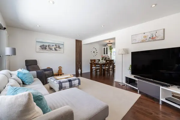 11 Castle DR, Barrie, ON L4N 1P7