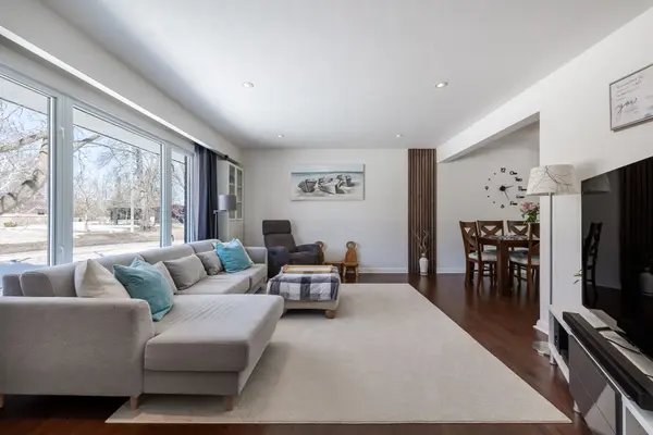 11 Castle DR, Barrie, ON L4N 1P7