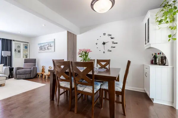 11 Castle DR, Barrie, ON L4N 1P7