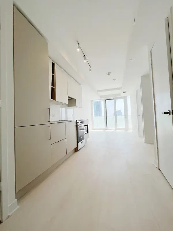 3900 Confederation Pkwy #2205, Mississauga, ON L5B 0M3