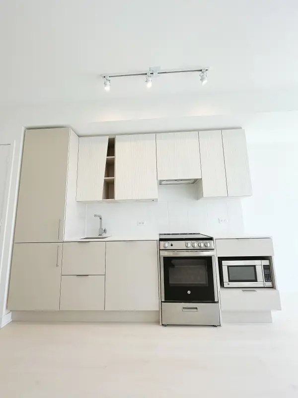 3900 Confederation Pkwy #2205, Mississauga, ON L5B 0M3