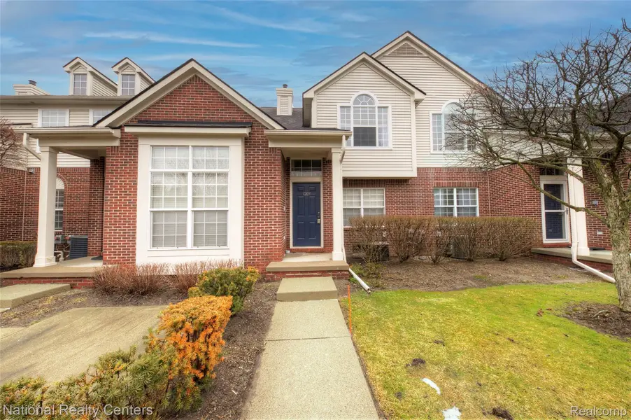 1203 Abigail CT E, Walled Lake, MI 48390