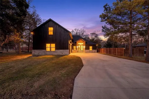 114 Castlewood Road, Enchanted Oaks, TX 75156