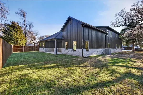 114 Castlewood Road, Enchanted Oaks, TX 75156