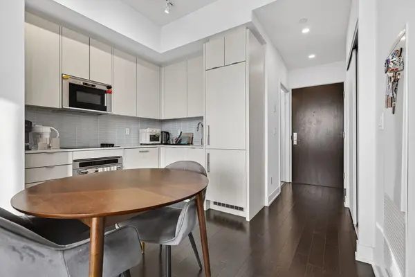 181 Bedford RD #2409, Toronto C02, ON M5R 0C2